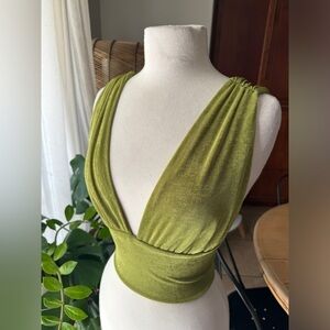 Green v‎ neck crop vacation top